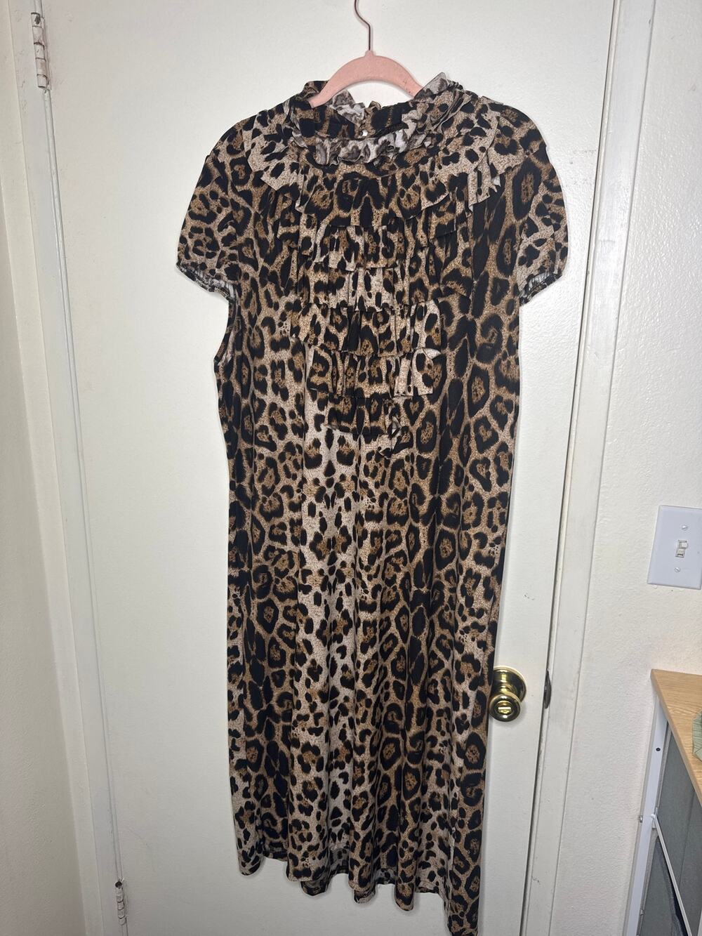 Cheetah long dress w/ cap sleeves- a ruffled front sz 10 made in Kuwait stretchy